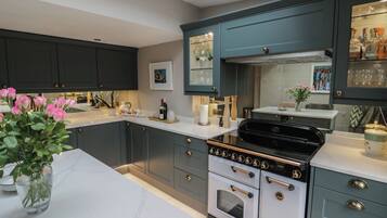 Dishwasher, cookware/dishes/utensils