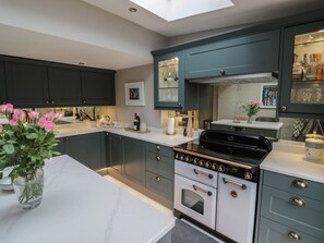 Dishwasher, cookware/dishes/utensils - 23 New Church Street (Tetbury)