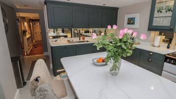 Dishwasher, cookware/dishes/utensils