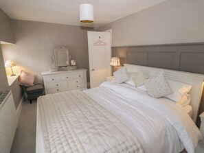 3 bedrooms, individually decorated, individually furnished, free WiFi - 23 New Church Street (Tetbury)