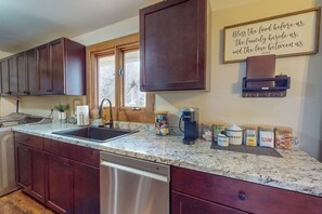 Fridge, microwave, oven, stovetop - River Street Escape (Enterprise)