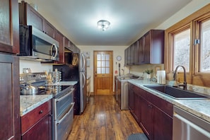 Jääkaappi, mikroaaltouuni, uuni, liesi