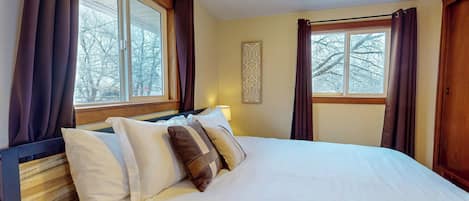 3 bedrooms, iron/ironing board, free WiFi, bed sheets