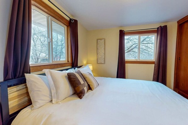 Iron/ironing board, free WiFi, bed sheets - River Street Escape (Enterprise)