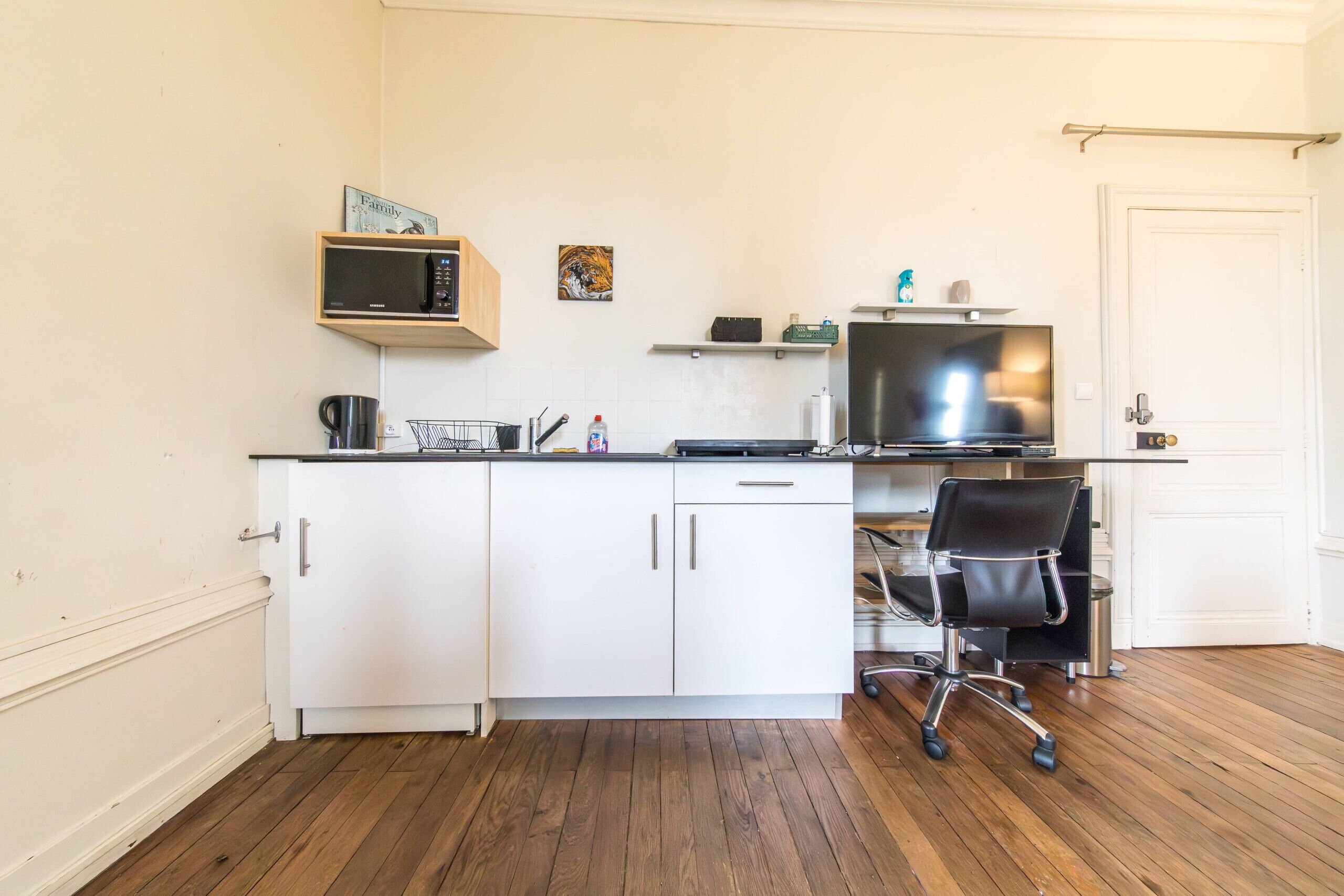 Kühlschrank, Mikrowelle, Wasserkocher mit Kaffee-/Teezubehör