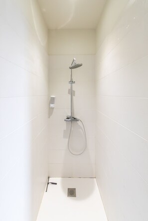 Ducha, secador de pelo y toallas