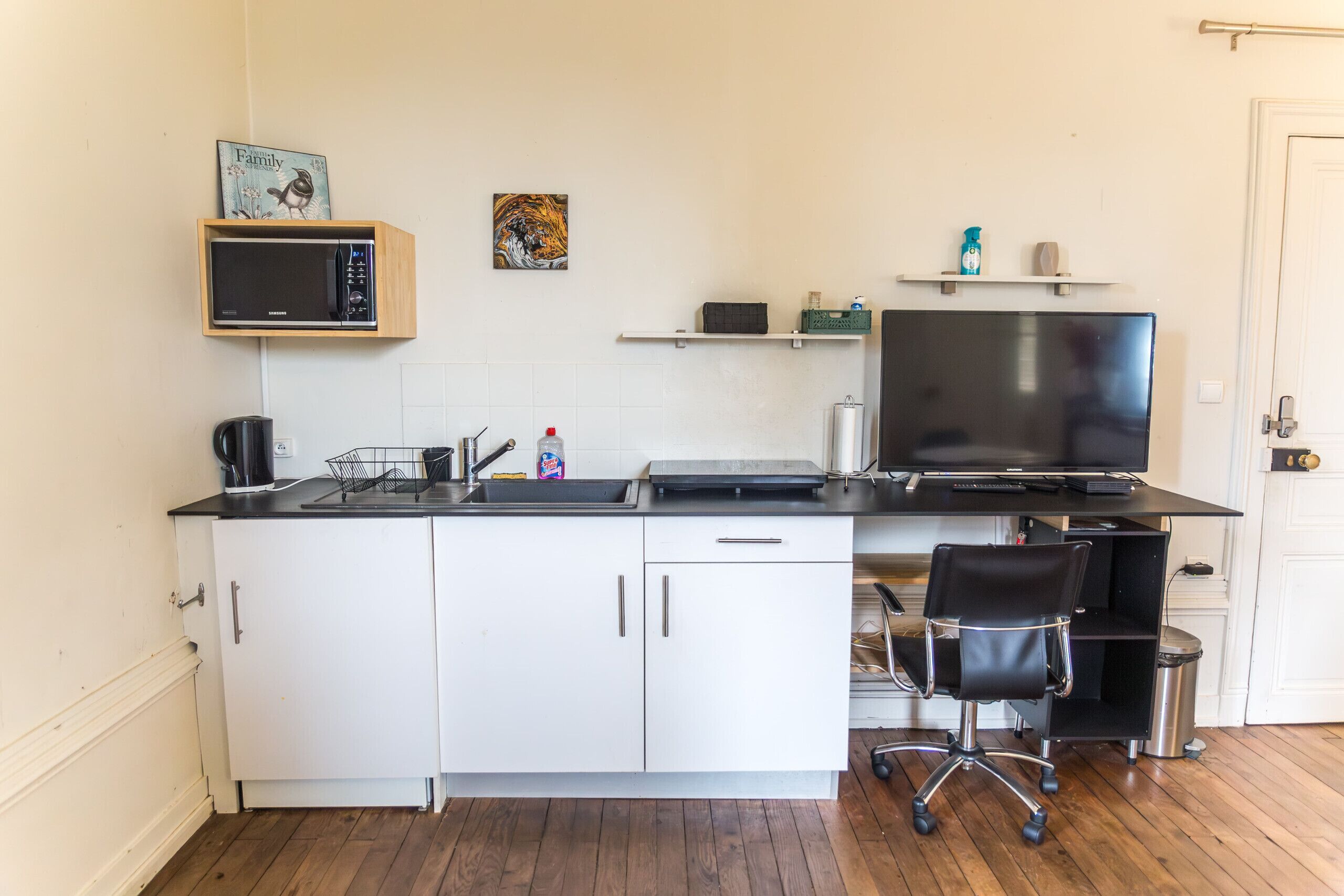 Kühlschrank, Mikrowelle, Wasserkocher mit Kaffee-/Teezubehör