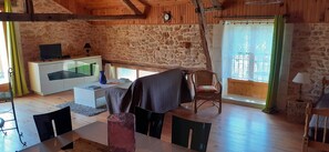 TV connectée, table de tennis de table, livres