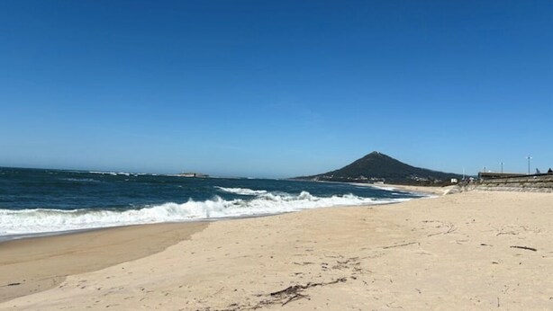 A beach with a mountain in the background and a clear sky. - Alma CaloRosa – Sea View Escape in Romantic Moledo, Northern Portugal (Moledo)