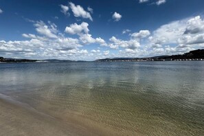 Una spiaggia nelle vicinanze