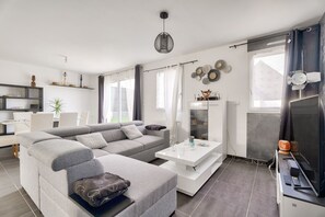 TV - New and cozy house for 6 with garden (Beaussais-Sur-Mer)