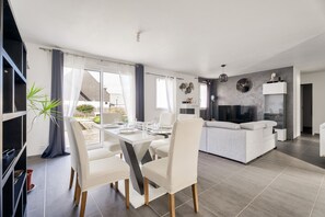 Dining - New and cozy house for 6 with garden (Beaussais-Sur-Mer)