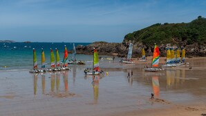A beach with several sailboats anchored near the shore. - New and cozy house for 6 with garden (Beaussais-Sur-Mer)