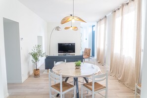 TV - Le Berthelot Coeur de Brive - 2 Bedrooms - Parking (Brive-la-Gaillarde)