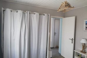 Shower, hair dryer, towels, toilet paper - Detached house with garden, close to the sea. (Saint-Hilaire-de-Riez)