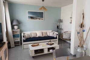 TV, books, stereo - Detached house with garden, close to the sea. (Saint-Hilaire-de-Riez)