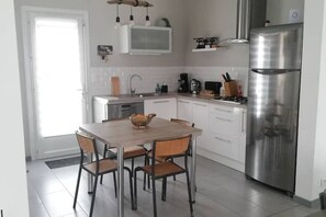 Réfrigérateur, micro-ondes, four, plaque de cuisson