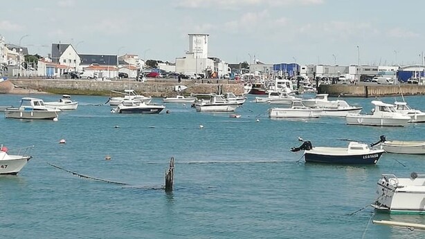 A marina with various boats docked, a waterfront building, and a clear sky. - Detached house with garden, close to the sea. (Saint-Hilaire-de-Riez)