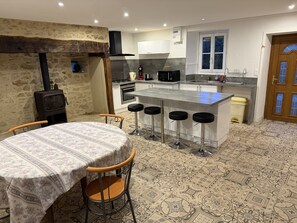 Fridge, microwave, oven, coffee/tea maker - La Maison de Lili - 3 Bedrooms (Beynat)