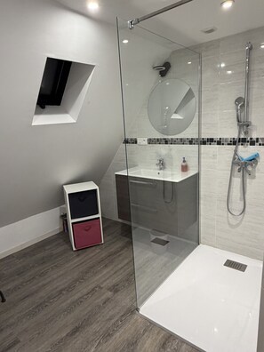 Shower, towels - La Maison de Lili - 3 Bedrooms (Beynat)