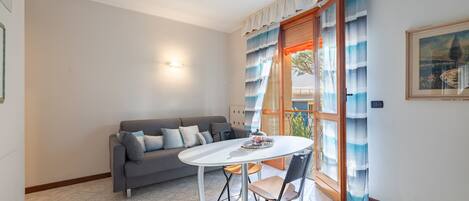 Appartement, balcon | Coin séjour | Télévision de 35 cm avec chaînes numériques