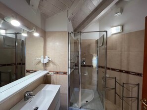 Shower - Attic 8 (Nago-Torbole)