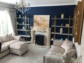 Smart TV, chimenea, videojuegos y futbolito 