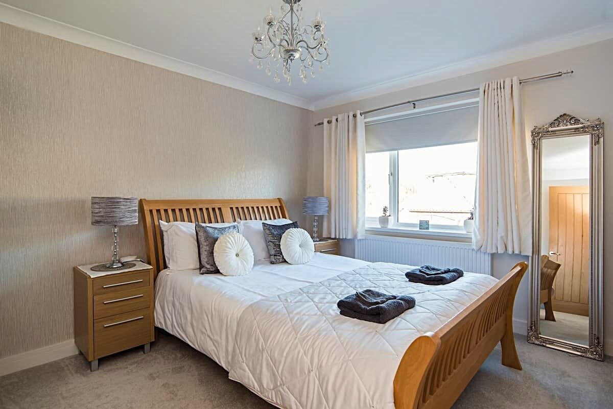 5 bedrooms, desk, iron/ironing board, travel cot