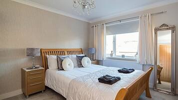 5 bedrooms, desk, iron/ironing board, travel cot