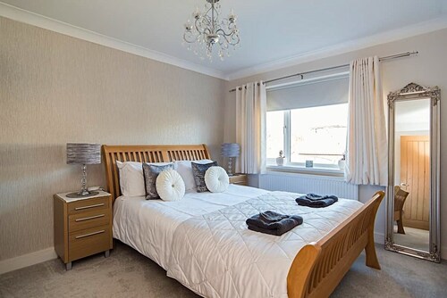 Luxury 5 Bedroom Group House near Cardiff with Sauna and Games Lounge