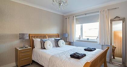 Luxury 5 Bedroom Group House near Cardiff with Sauna and Games Lounge