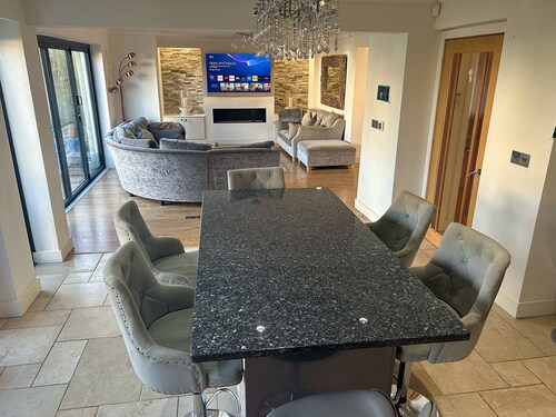 Luxury 5 Bedroom Group House near Cardiff with Sauna and Games Lounge