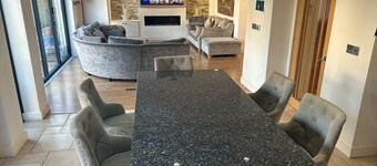 Luxury 5 Bedroom Group House near Cardiff with Sauna and Games Lounge