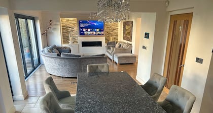 Luxury 5 Bedroom Group House near Cardiff with Sauna and Games Lounge