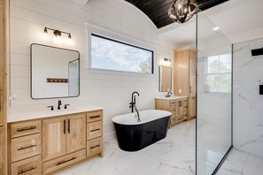 Hair dryer, towels, toilet paper - Masters Week Estate- Pool, Spa, 6 Acres & Privacy (Appling)