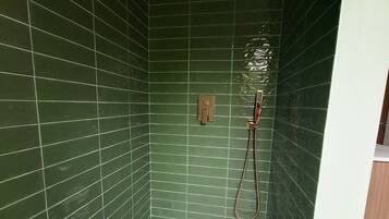 Een haardroger, handdoeken