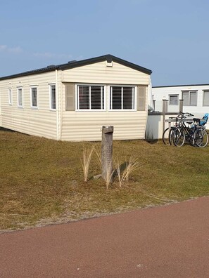Exterior - 2 minutes from the beach! Mobile home Duingras Ameland (Nes)