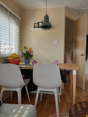 Dining - 2 minutes from the beach! Mobile home Duingras Ameland (Nes)
