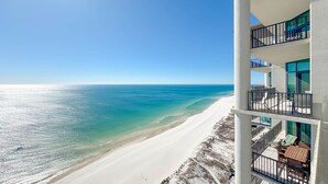 Een hotel aan het strand met balkons met uitzicht op de oceaan.