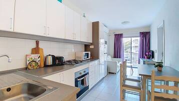 Jääkaappi, mikroaaltouuni, uuni, liesi