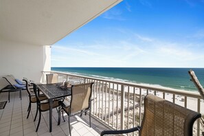 Outdoor dining - The Beach Club 1405B by Liquid Life (Gulf Shores)