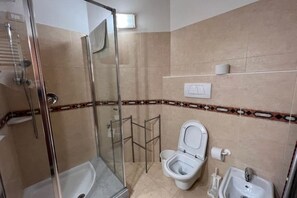 Bruser, hårtørrer, bidet, håndklæder