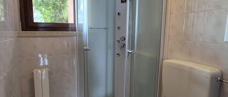 Doccia, asciugacapelli, bidet, asciugamani