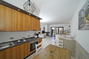 Fridge, oven, coffee/tea maker, toaster - Appartamento Borgo Alto (Puegnago sul Garda)