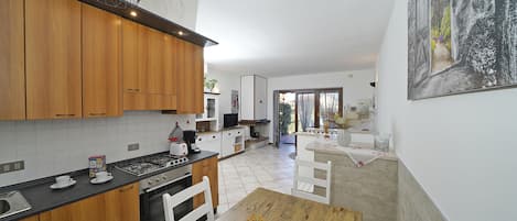 Fridge, oven, coffee/tea maker, toaster