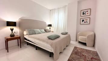 Familienapartment, Balkon, Poolblick | Zimmersafe, Bügeleisen/Bügelbrett, kostenloses WLAN