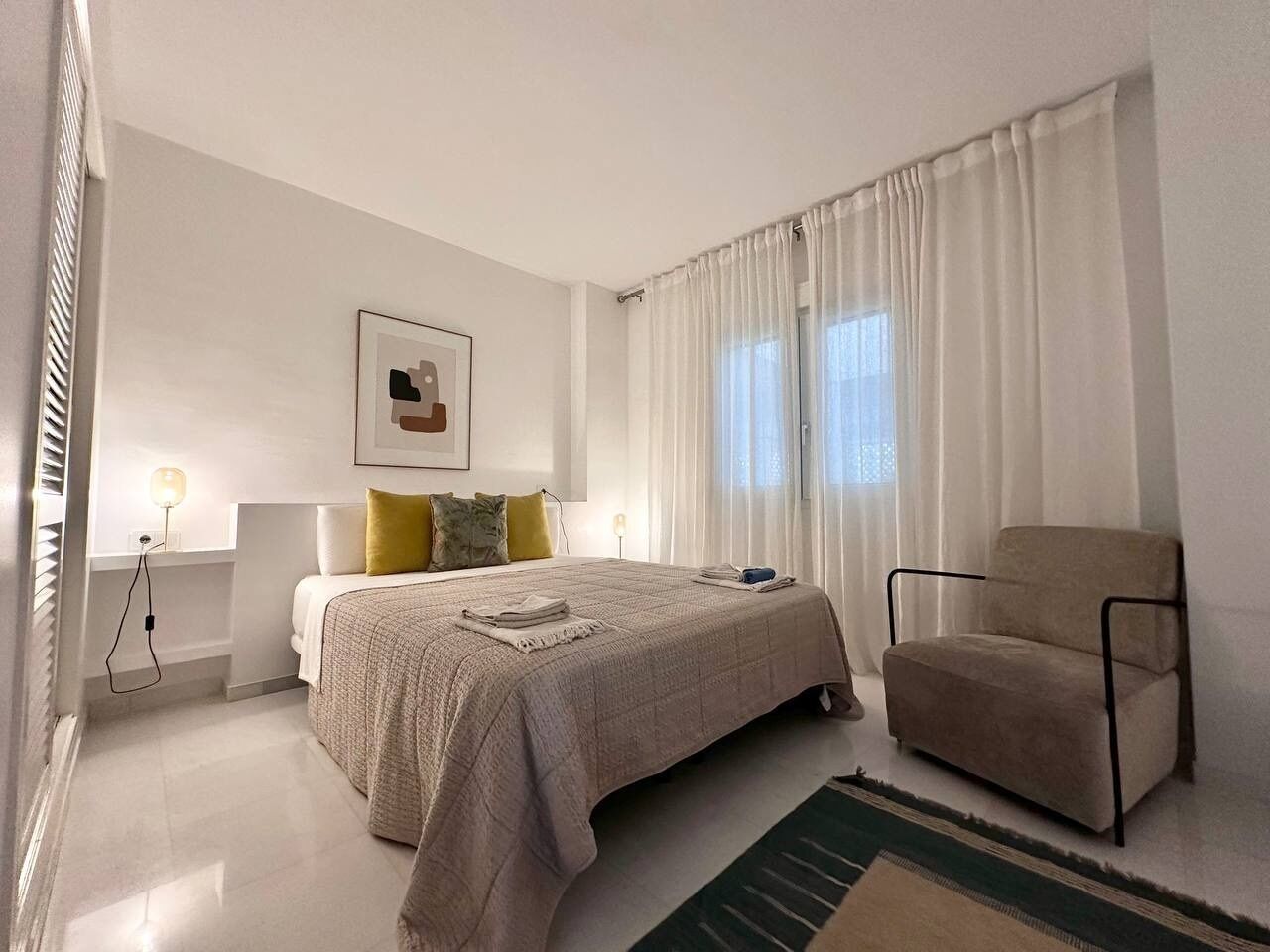 Caja de seguridad en la habitación y tabla de planchar con plancha 