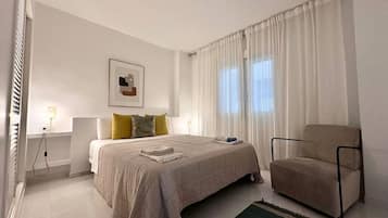 Caja de seguridad en la habitación y tabla de planchar con plancha