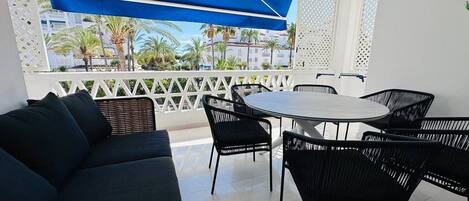 Perhehuoneisto, parveke, näköala uima-altaalle | Ulkoruokailutilat