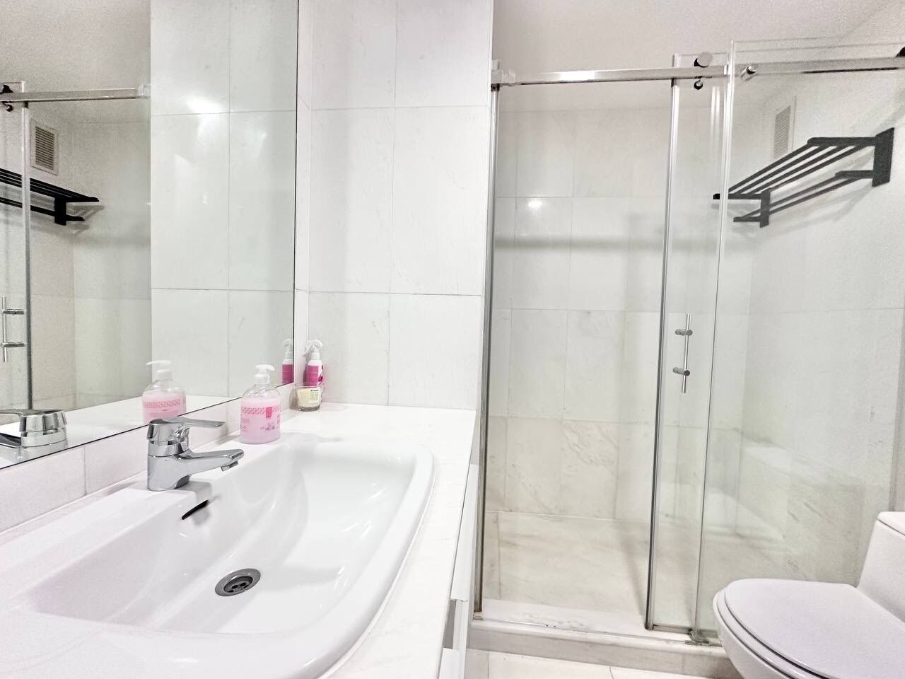 Familie appartement, balkon, uitzicht op zwembad | Badkamer | Een douche, pantoffels, handdoeken, zeep